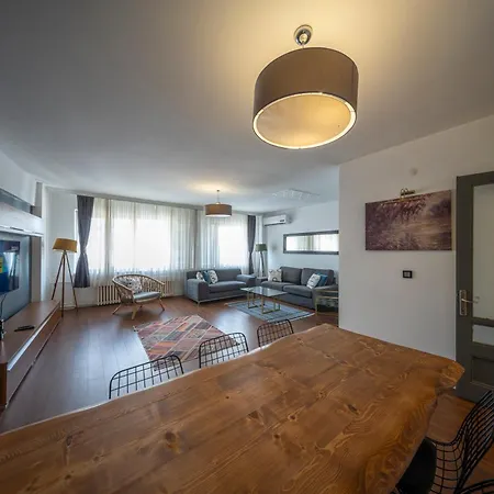 Apartamento Spatious, Modern In Cihangir 3br, Lift, Ac