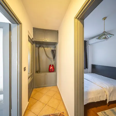 Spatious, Modern In Cihangir 3br, Lift, Ac Apartamento Estambul