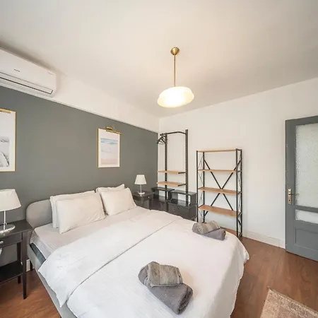 Spatious, Modern In Cihangir 3br, Lift, Ac Estambul