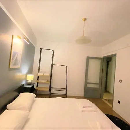 Spatious, Modern In Cihangir 3br, Lift, Ac Estambul